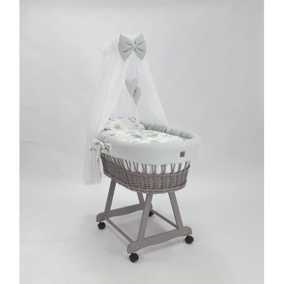 Korbbett mit Ausstattung für ein Baby - Igel