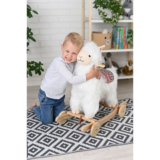 Alpaka auf Schaukelpferd mit Rädern