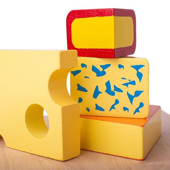 Bigjigs Toys Set aus hölzernen Lebensmittelkäsen auf einem Teller