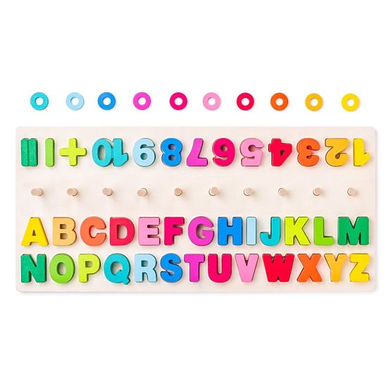 Didaktische Tafel mit Buchstaben und Zahlen