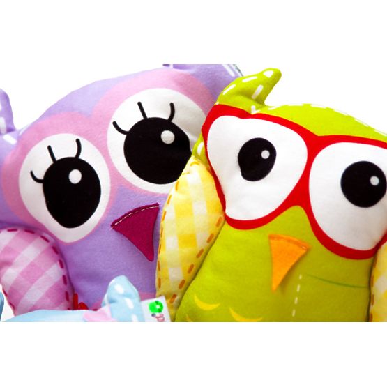 Fröhliche Eulenfamilie