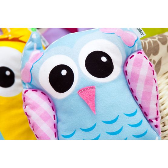 Fröhliche Eulenfamilie