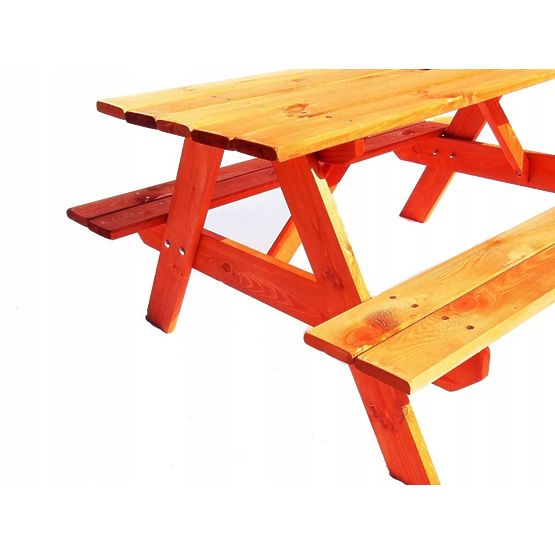 Gartentisch aus Holz mit Bänken