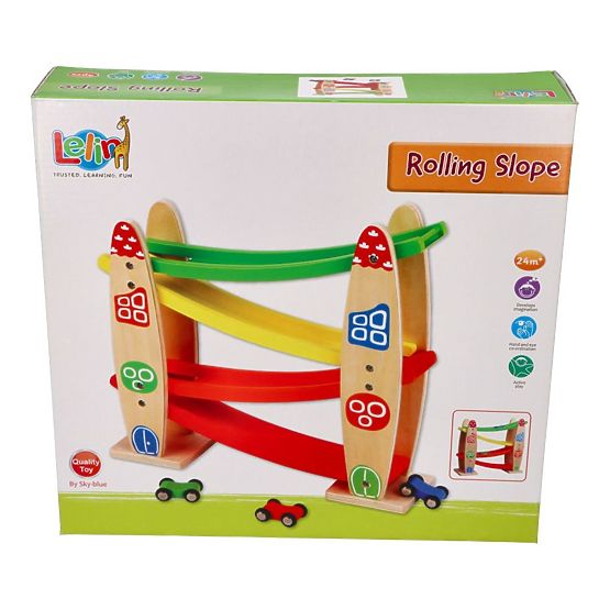 Hölzerne Raumrutsche mit Spielzeugautos