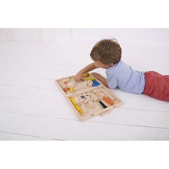 Holzkoffer mit Werkzeugen