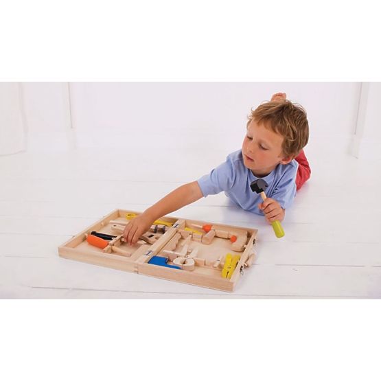 Holzkoffer mit Werkzeugen