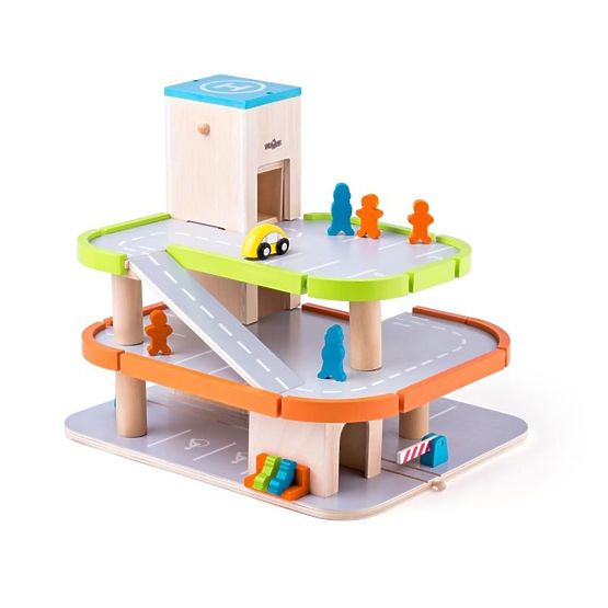 Holzparkplatz mit Aufzug