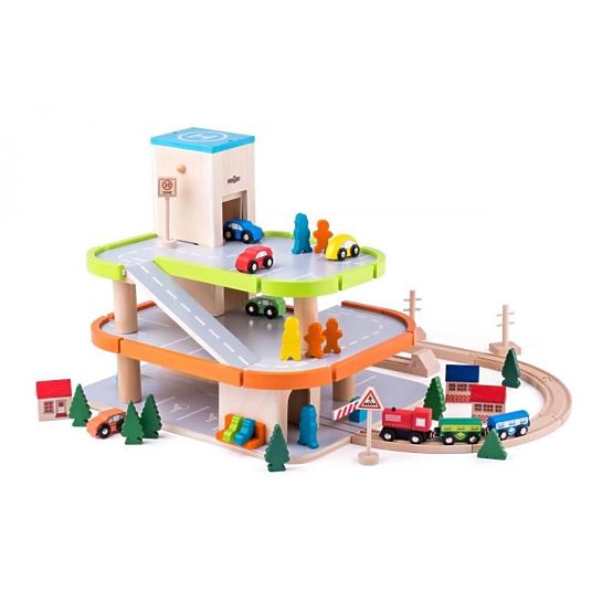 Holzparkplatz mit Aufzug