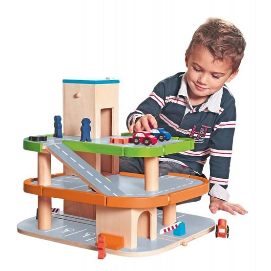 Holzparkplatz mit Aufzug