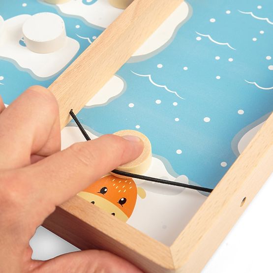 Holzspiel mit Pucks auf dem Eis