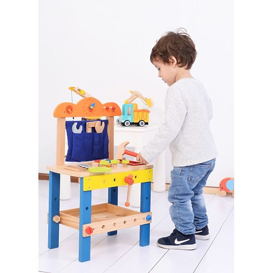 Holzwerkstatt mit vielen Werkzeugen