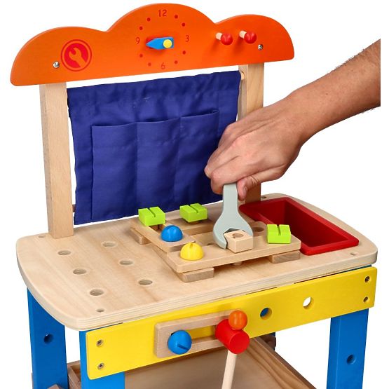 Holzwerkstatt mit vielen Werkzeugen