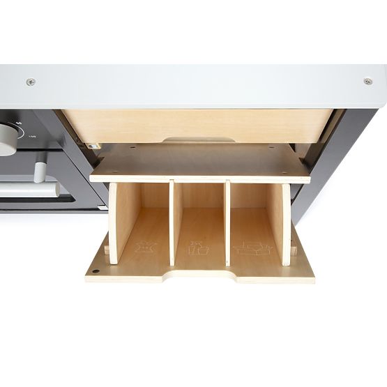 Industrielle Kinderküche mit Kücheninsel