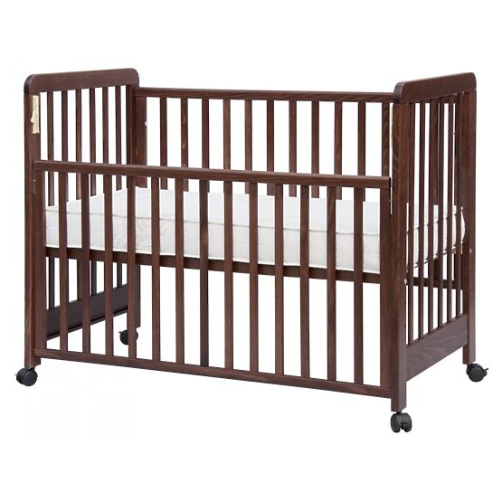 Babybett Gitterbett Scarlett Vista mit abnehmbarer Seite - Nussbaum 120 x 60 cm