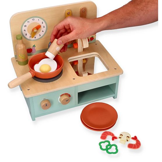 Kleine Holzküche mit Zubehör