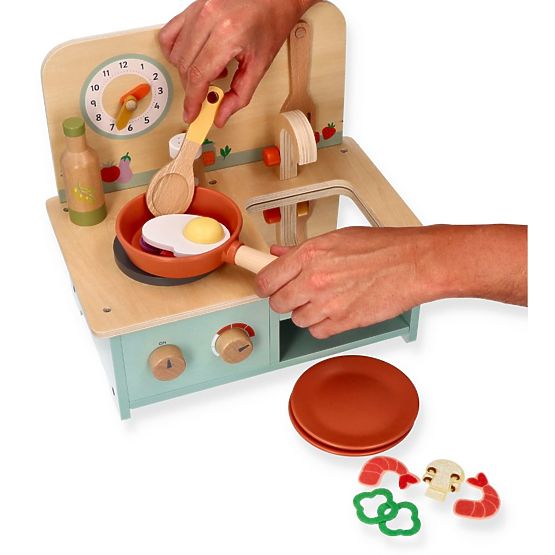 Kleine Holzküche mit Zubehör