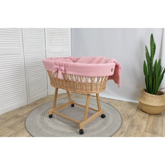 Korbbett mit Ausstattung für ein Baby – Altrosa