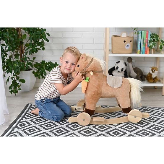 Schaukelpferd mit Karotte