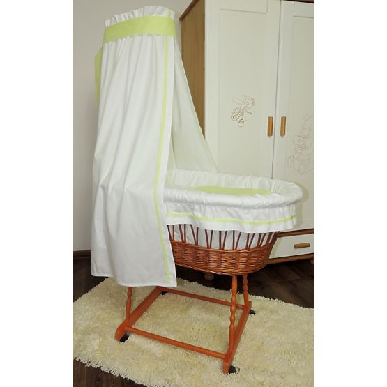 Stubenwagen mit grüner Bettwäsche