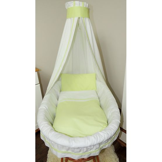 Stubenwagen mit grüner Bettwäsche