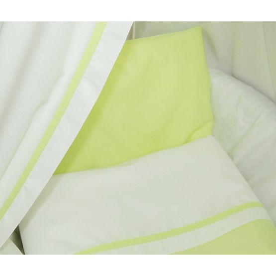 Stubenwagen mit grüner Bettwäsche