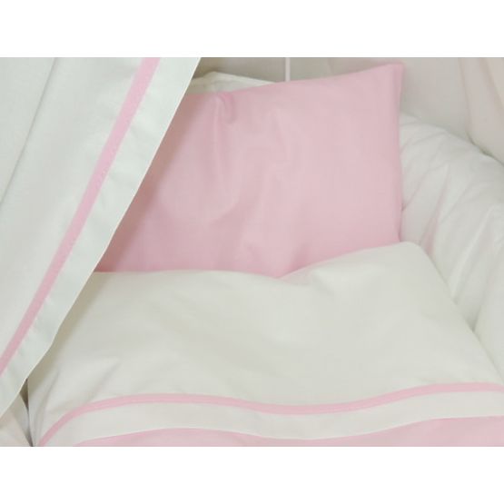 Stubenwagen mit rosa Bettwäsche