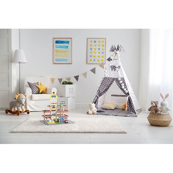 Tomis Holzgarage mit Aufzug, Spielzeugautos und Hubschrauber