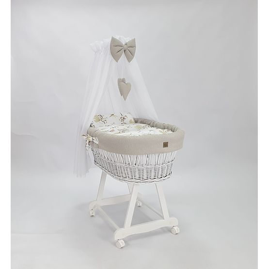 Weiße Weidenwiege mit Ausstattung für Babys - Baumwollblüten