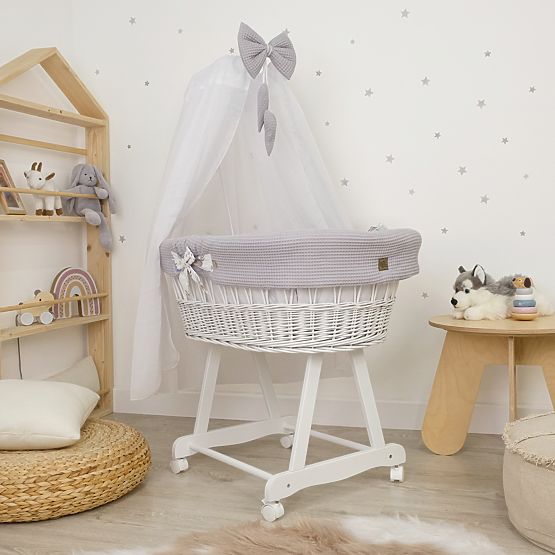 Weiße Weidenwiege mit Babyausstattung - Igel