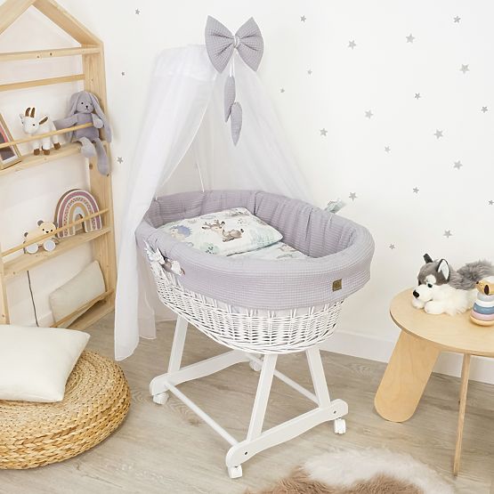 Weiße Weidenwiege mit Babyausstattung - Igel