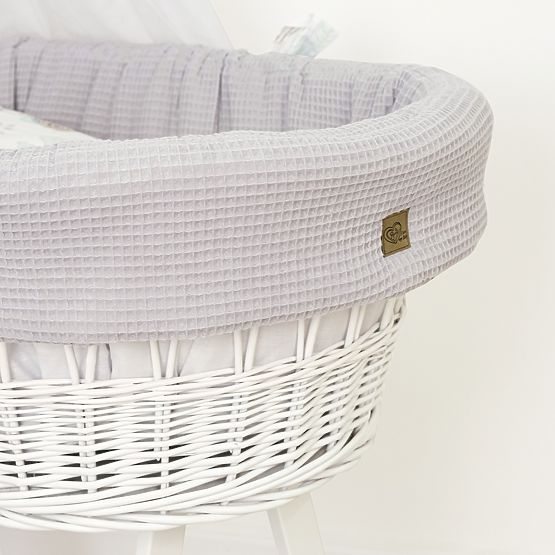 Weiße Weidenwiege mit Babyausstattung - Igel