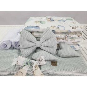 Weißes Korbbett mit Ausstattung für ein Baby – Igel, Ourbaby