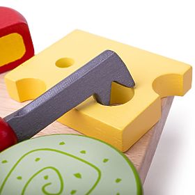 Bigjigs Toys Set aus hölzernen Lebensmittelkäsen auf einem Teller