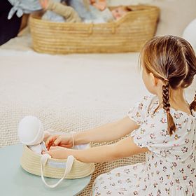 Doudou Jolijou Puppe Pol in einer Tragetasche für den Kinderwagen 28 cm