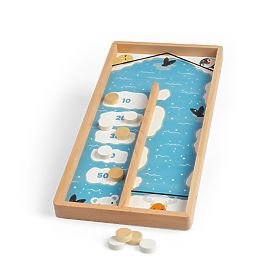 Holzspiel mit Pucks auf dem Eis