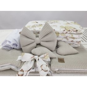 Korbbett mit Ausstattung für ein Baby – Baumwollblumen