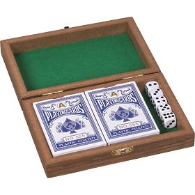 Spielbox mit Karten und Würfeln