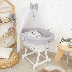 Weiße Weidenwiege mit Babyausstattung - Igel